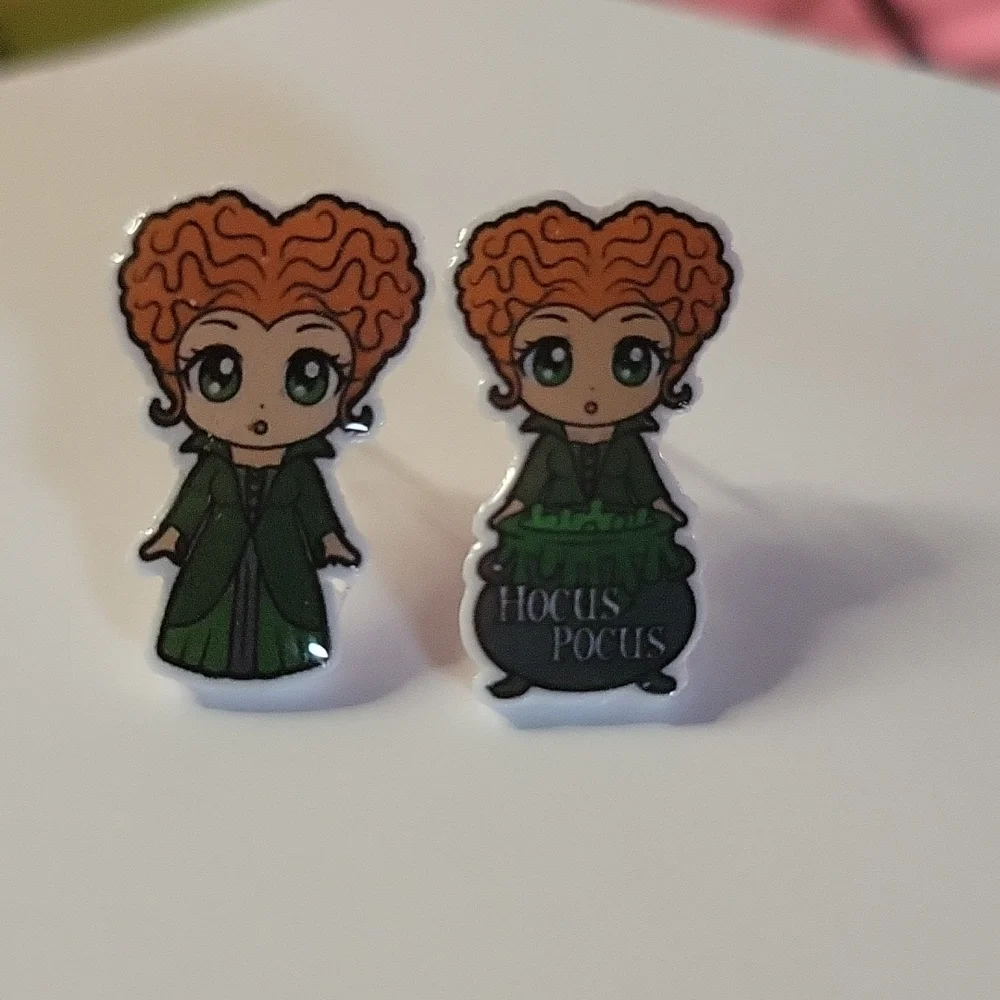 Winifred Sanderson Stud Earrings, mismatched - Picture 5 of 8